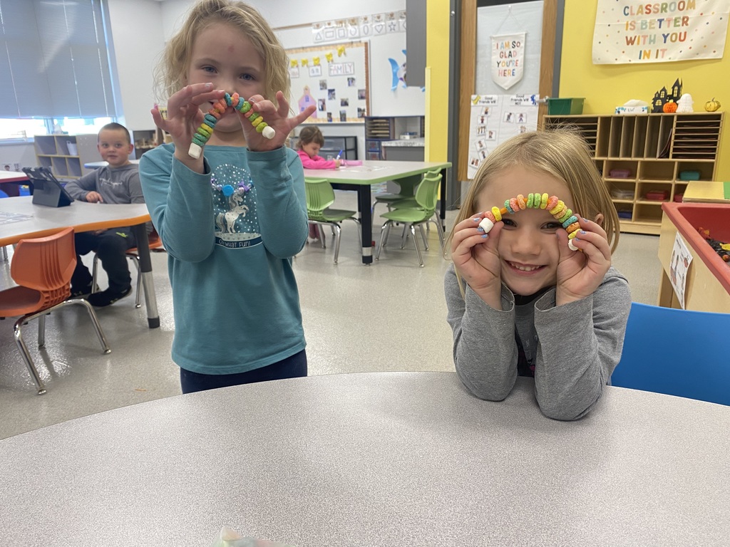 Ms. Felton’s 4K class had fun creating fruit loop and mini marshmallow rainbows! They practiced their pre handwriting squiggle while also enjoying a small treat!