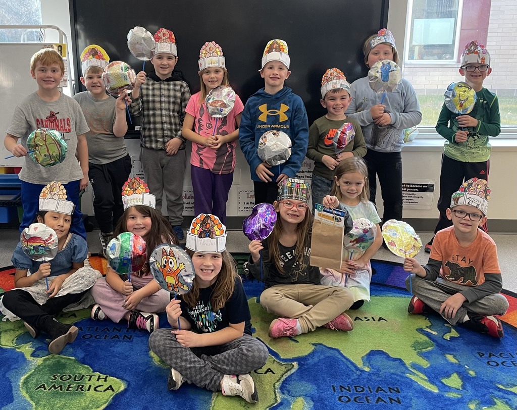 First grade read the story, Balloons Over Broadway, and then created their own “Macy’s Day Thanksgiving Parade” balloons!   Students also made turkey crowns featuring three things they are most thankful for! 