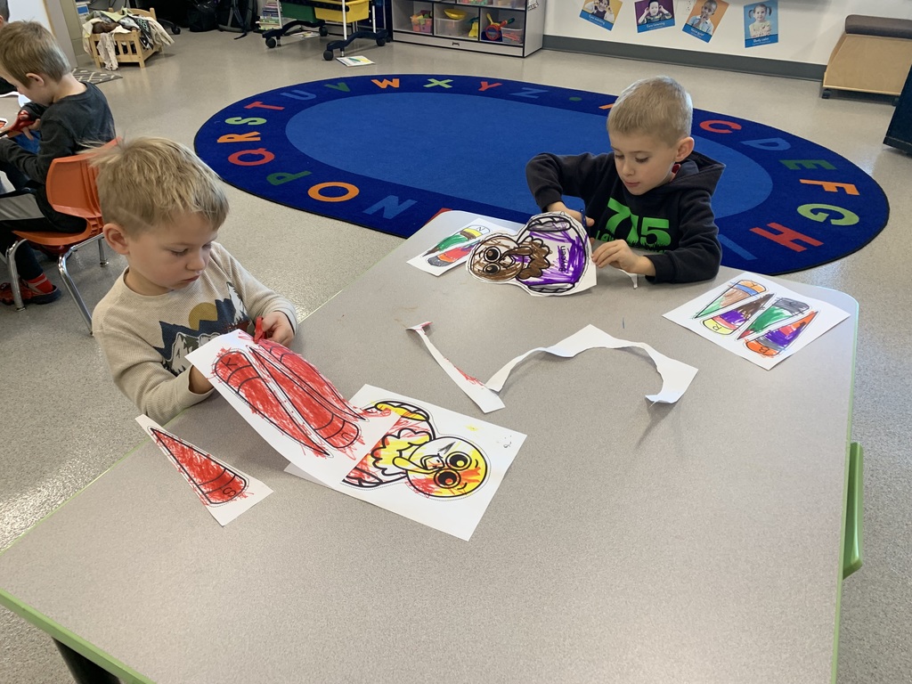Ms. Sterry’s class got to work strengthening their hands while cutting out festive name turkeys! 