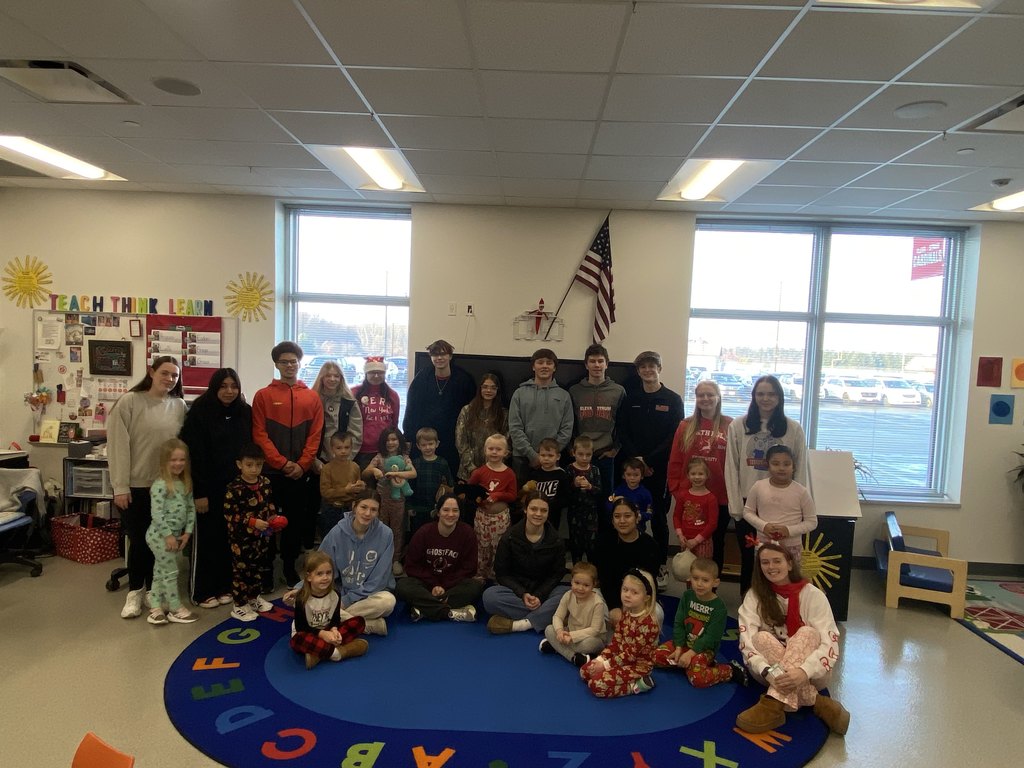 Seniors + 4K friends + holiday cheer = pure happiness. 