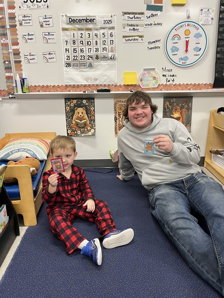 Seniors + 4K friends + holiday cheer = pure happiness. 