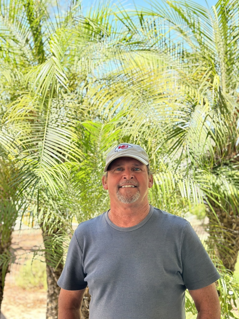 Murray in front of the palm tree