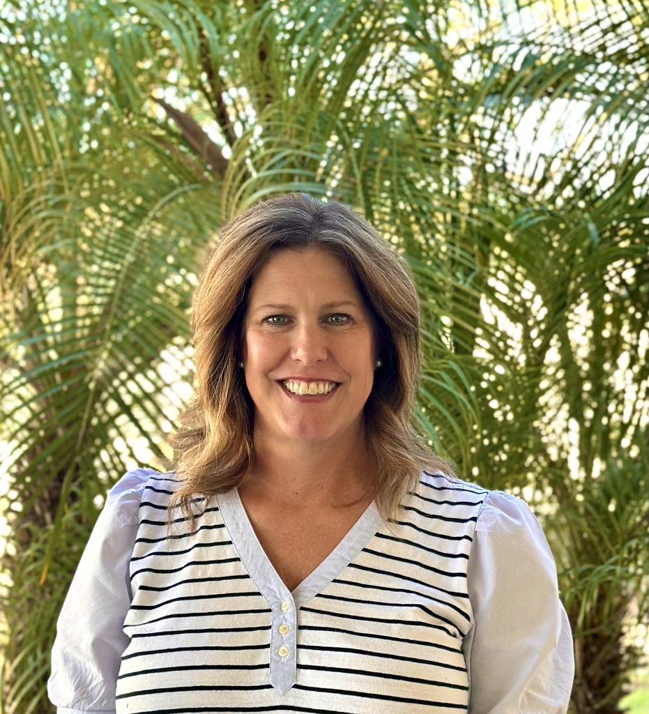 Mrs. Wingle in front of the palm tree