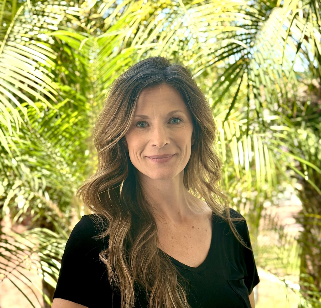 Tawnya in front of the palm tree