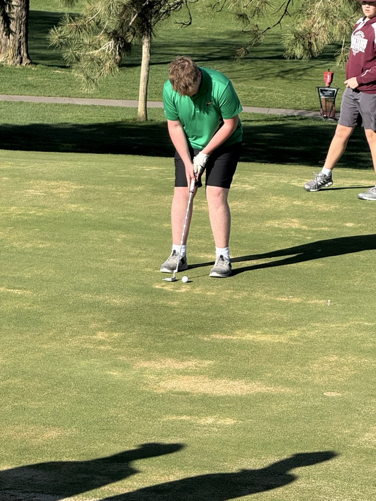 Adam putting for par