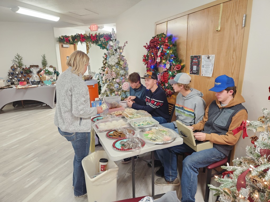 FFA students selling cookies