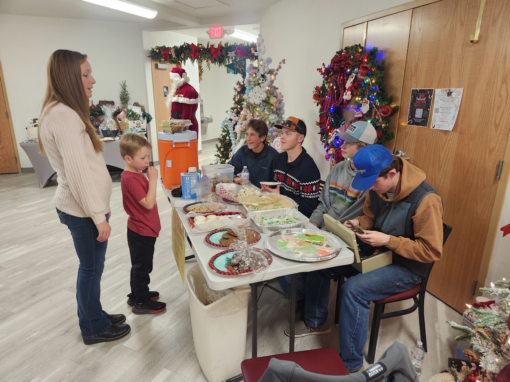 FFA students selling cookies