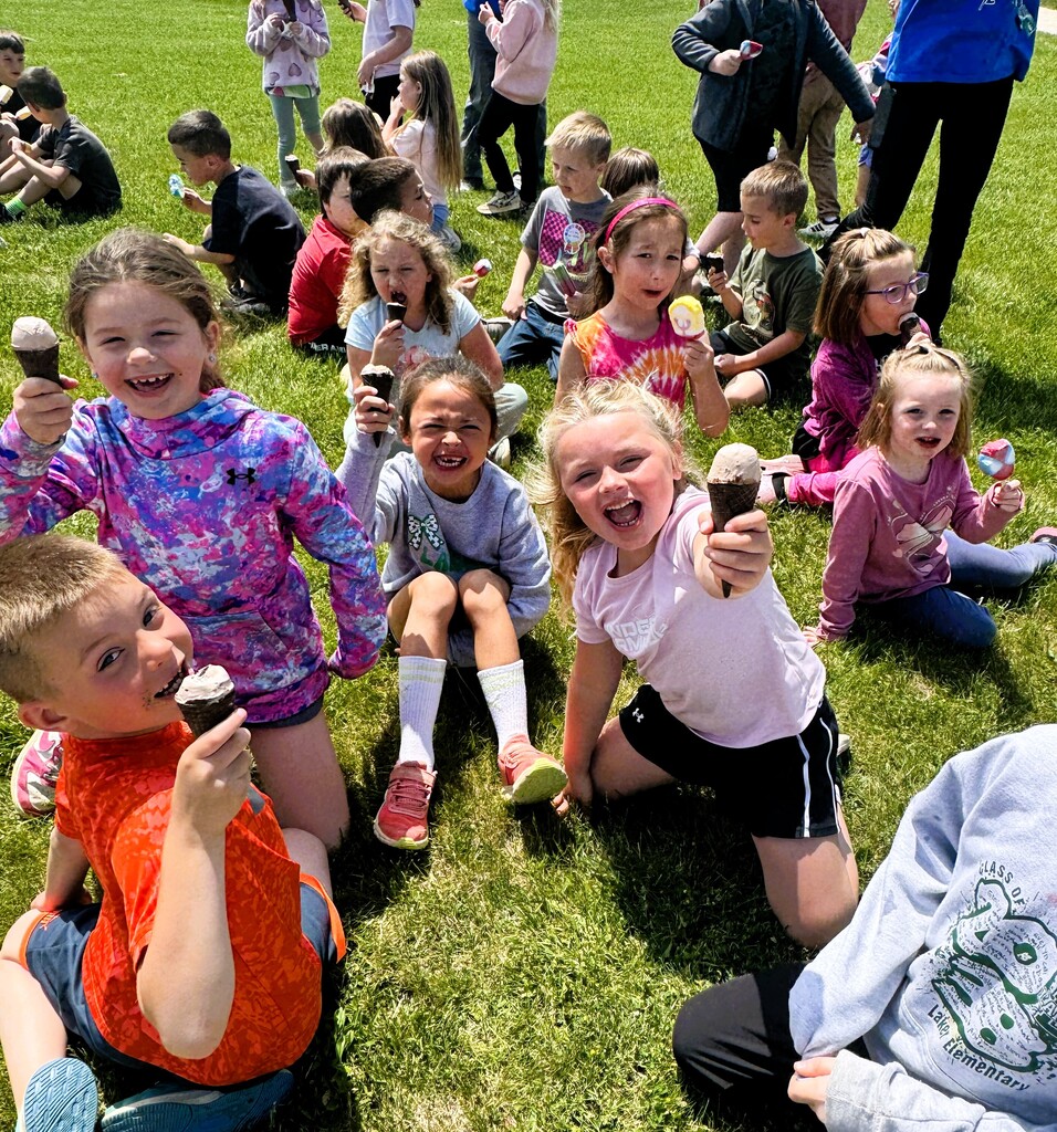 Kindergartners with ice cream 