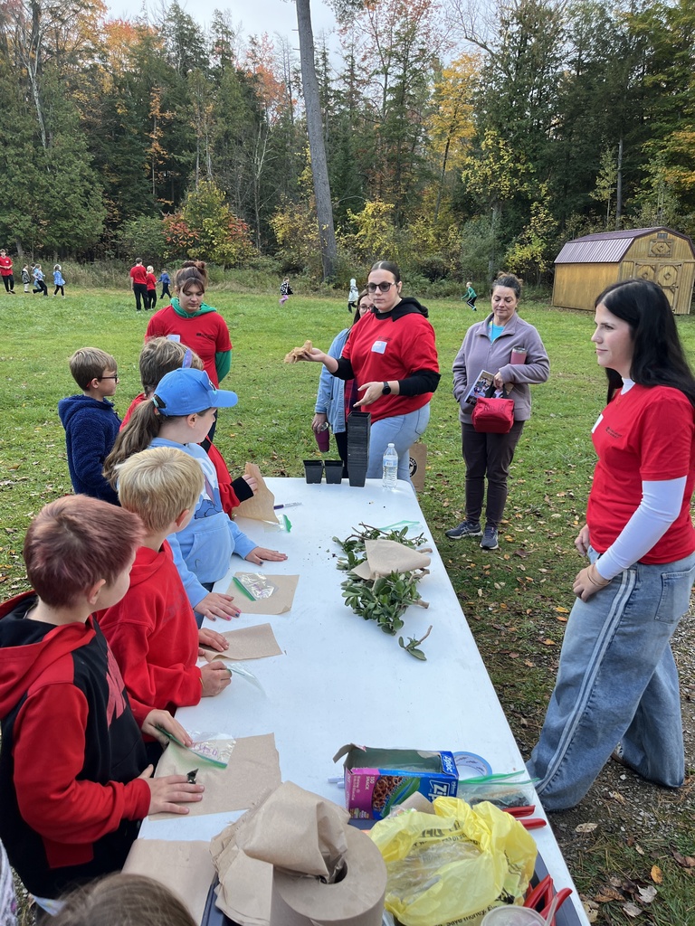 Ag students teacher and assisting 3rd graders from various schools