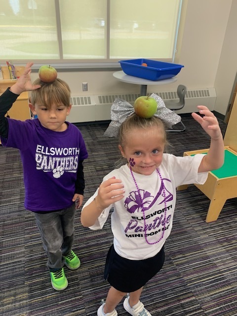 🍎 ’Tis the season for apple fun! Mrs. Foley’s kindergarten class has been busy celebrating all things apples — from their field trip to Carpenter Nature Center to apple balancing and stacking challenges. They even used their engineering skills to build baskets to carry apples! Hands-on learning, creativity, and a whole lot of smiles filled the day! ❤️🍏🍎