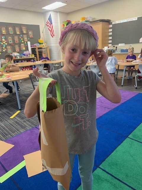 🍎 ’Tis the season for apple fun! Mrs. Foley’s kindergarten class has been busy celebrating all things apples — from their field trip to Carpenter Nature Center to apple balancing and stacking challenges. They even used their engineering skills to build baskets to carry apples! Hands-on learning, creativity, and a whole lot of smiles filled the day! ❤️🍏🍎