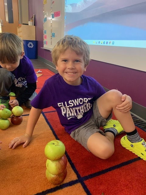 🍎 ’Tis the season for apple fun! Mrs. Foley’s kindergarten class has been busy celebrating all things apples — from their field trip to Carpenter Nature Center to apple balancing and stacking challenges. They even used their engineering skills to build baskets to carry apples! Hands-on learning, creativity, and a whole lot of smiles filled the day! ❤️🍏🍎