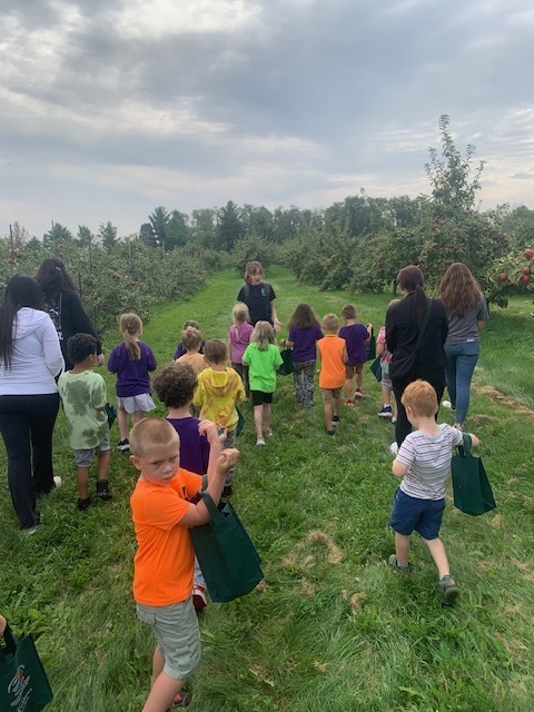 🍎 ’Tis the season for apple fun! Mrs. Foley’s kindergarten class has been busy celebrating all things apples — from their field trip to Carpenter Nature Center to apple balancing and stacking challenges. They even used their engineering skills to build baskets to carry apples! Hands-on learning, creativity, and a whole lot of smiles filled the day! ❤️🍏🍎