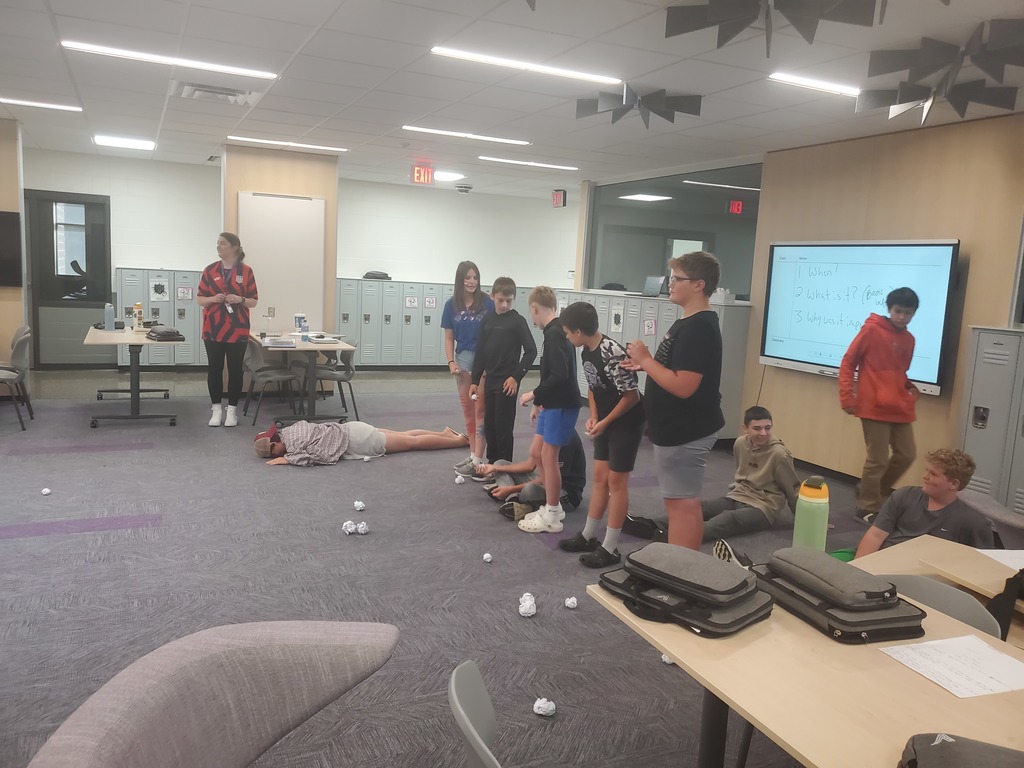 🇺🇸 The 7th Grade Foundations classes recently joined forces to learn about and reenact the Revolutionary War!  Students stepped into the roles of historical figures and brought the lesson to life — all while using the new collaborative work spaces at the middle school, known as the 7th Grade Den. 💭  It was a fun and meaningful way to learn, and we’re so thankful to have this amazing new space for our students to collaborate and explore history together! 💜🐾