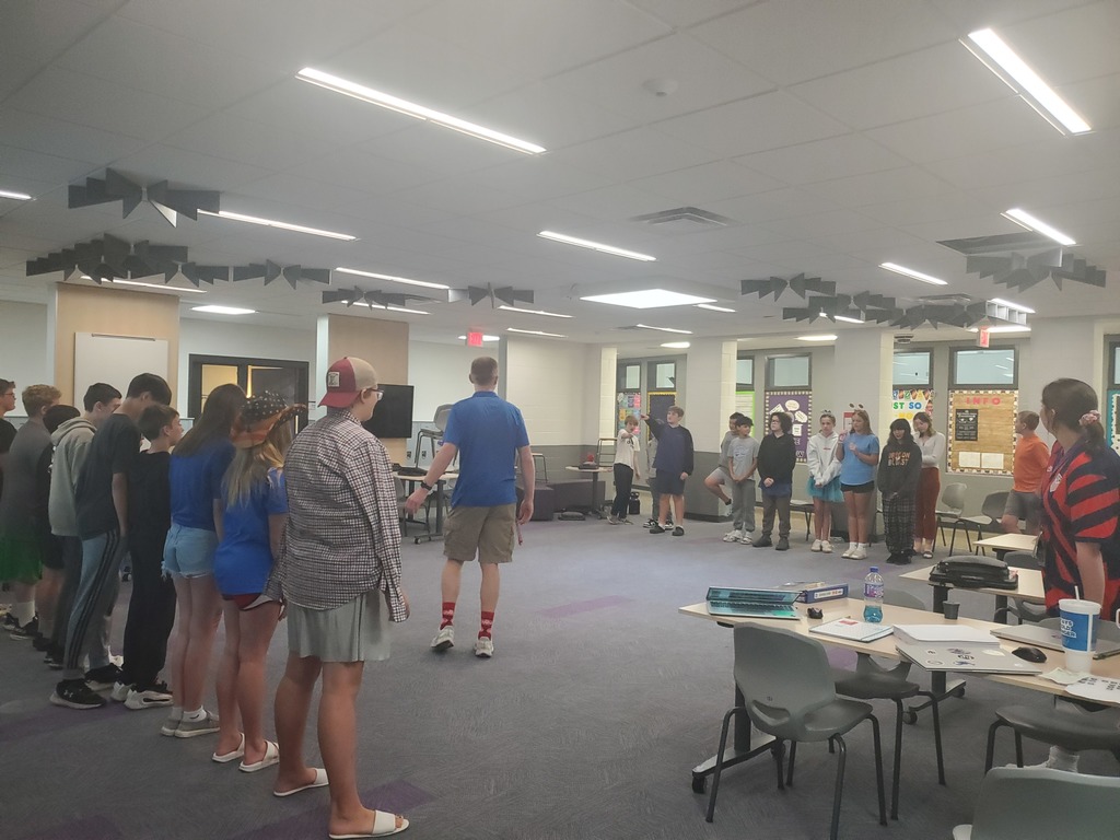 🇺🇸 The 7th Grade Foundations classes recently joined forces to learn about and reenact the Revolutionary War!  Students stepped into the roles of historical figures and brought the lesson to life — all while using the new collaborative work spaces at the middle school, known as the 7th Grade Den. 💭  It was a fun and meaningful way to learn, and we’re so thankful to have this amazing new space for our students to collaborate and explore history together! 💜🐾