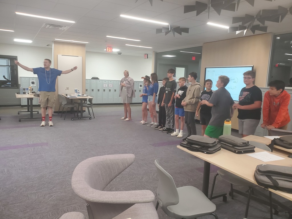 🇺🇸 The 7th Grade Foundations classes recently joined forces to learn about and reenact the Revolutionary War!  Students stepped into the roles of historical figures and brought the lesson to life — all while using the new collaborative work spaces at the middle school, known as the 7th Grade Den. 💭  It was a fun and meaningful way to learn, and we’re so thankful to have this amazing new space for our students to collaborate and explore history together! 💜🐾