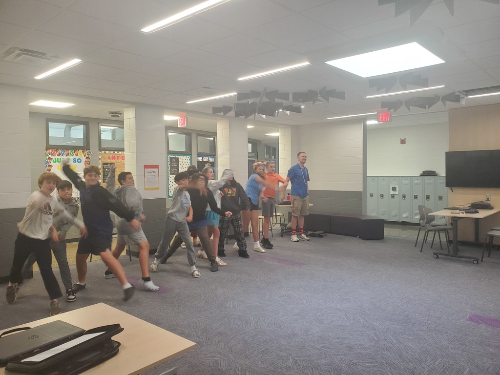 🇺🇸 The 7th Grade Foundations classes recently joined forces to learn about and reenact the Revolutionary War!  Students stepped into the roles of historical figures and brought the lesson to life — all while using the new collaborative work spaces at the middle school, known as the 7th Grade Den. 💭  It was a fun and meaningful way to learn, and we’re so thankful to have this amazing new space for our students to collaborate and explore history together! 💜🐾