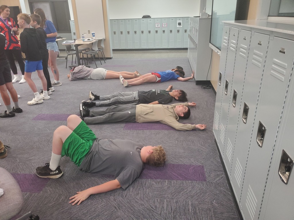 🇺🇸 The 7th Grade Foundations classes recently joined forces to learn about and reenact the Revolutionary War!  Students stepped into the roles of historical figures and brought the lesson to life — all while using the new collaborative work spaces at the middle school, known as the 7th Grade Den. 💭  It was a fun and meaningful way to learn, and we’re so thankful to have this amazing new space for our students to collaborate and explore history together! 💜🐾