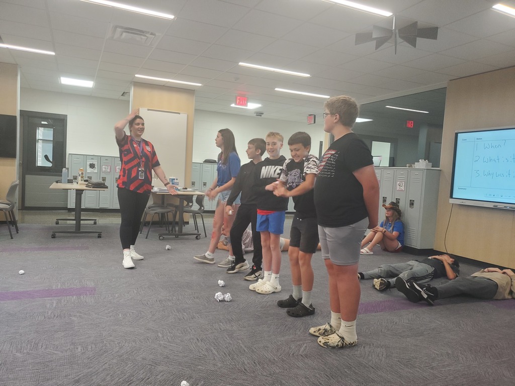 🇺🇸 The 7th Grade Foundations classes recently joined forces to learn about and reenact the Revolutionary War!  Students stepped into the roles of historical figures and brought the lesson to life — all while using the new collaborative work spaces at the middle school, known as the 7th Grade Den. 💭  It was a fun and meaningful way to learn, and we’re so thankful to have this amazing new space for our students to collaborate and explore history together! 💜🐾