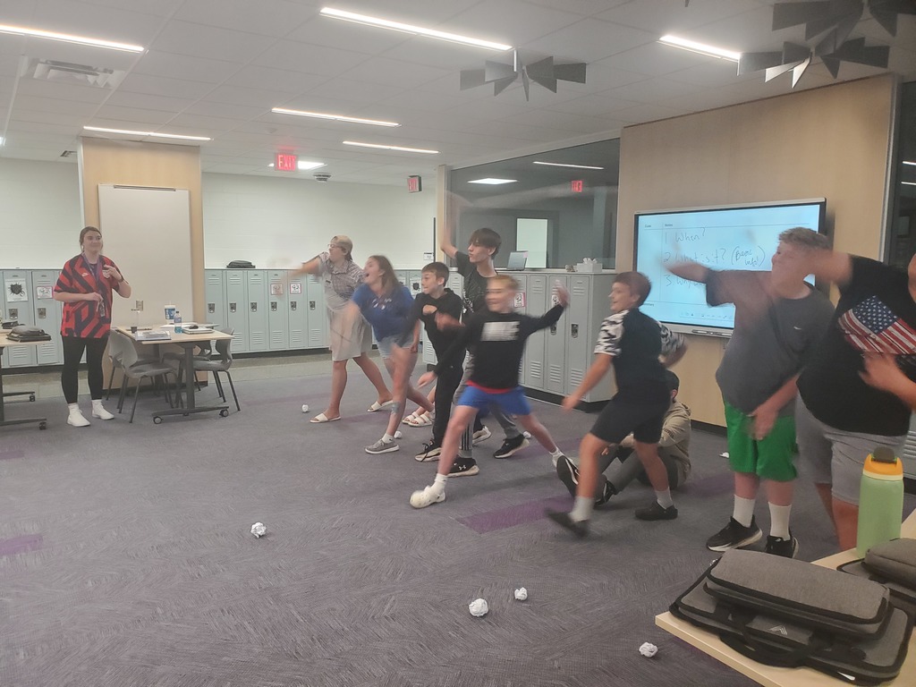 🇺🇸 The 7th Grade Foundations classes recently joined forces to learn about and reenact the Revolutionary War!  Students stepped into the roles of historical figures and brought the lesson to life — all while using the new collaborative work spaces at the middle school, known as the 7th Grade Den. 💭  It was a fun and meaningful way to learn, and we’re so thankful to have this amazing new space for our students to collaborate and explore history together! 💜🐾