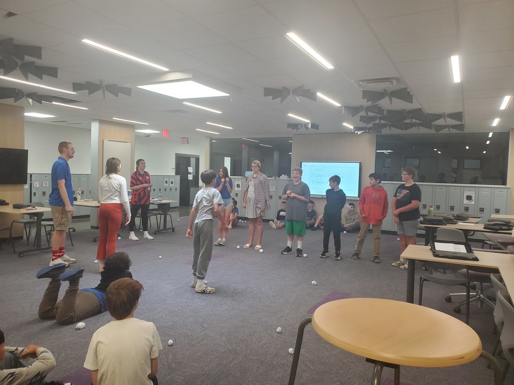 🇺🇸 The 7th Grade Foundations classes recently joined forces to learn about and reenact the Revolutionary War!  Students stepped into the roles of historical figures and brought the lesson to life — all while using the new collaborative work spaces at the middle school, known as the 7th Grade Den. 💭  It was a fun and meaningful way to learn, and we’re so thankful to have this amazing new space for our students to collaborate and explore history together! 💜🐾