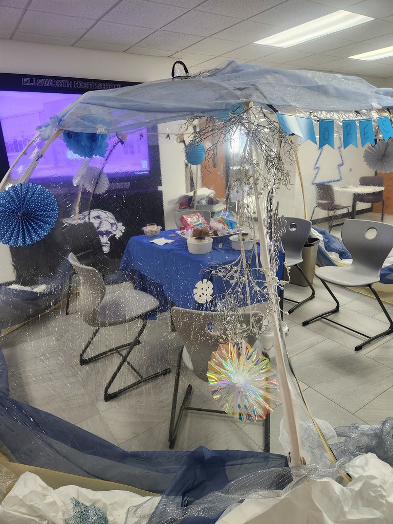❄️ This week, high school students were greeted with a fun surprise when they walked through the doors—an indoor igloo!  Students could sign up to make indoor s’mores with our new principal, Ms. Burch. It was a great way to connect, share some laughs, and wrap up the week heading into winter break. 🔥🍫🏔️  Sometimes the little moments make the biggest memories. 💜🐾