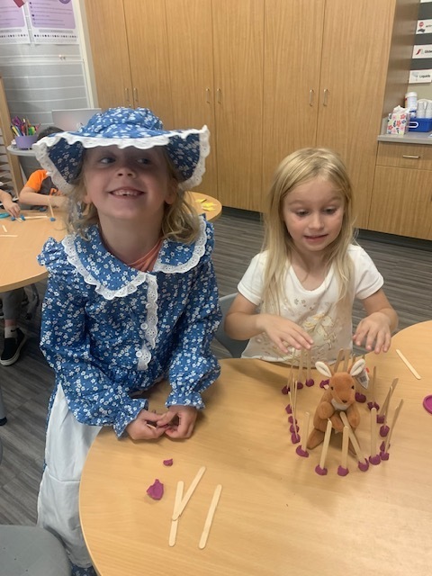 Mrs. Foley’s kindergarten class has been learning what it means to be respectful, responsible learners at EES, and one important part of that is cooperation!  The kinders put their teamwork skills to the test by working together to build “cages” for their animals using only sticks and Play-Doh. 🐯🦁🐻  They did a great job working together, sharing ideas, and getting creative! Way to go, kinders! 💜🐾