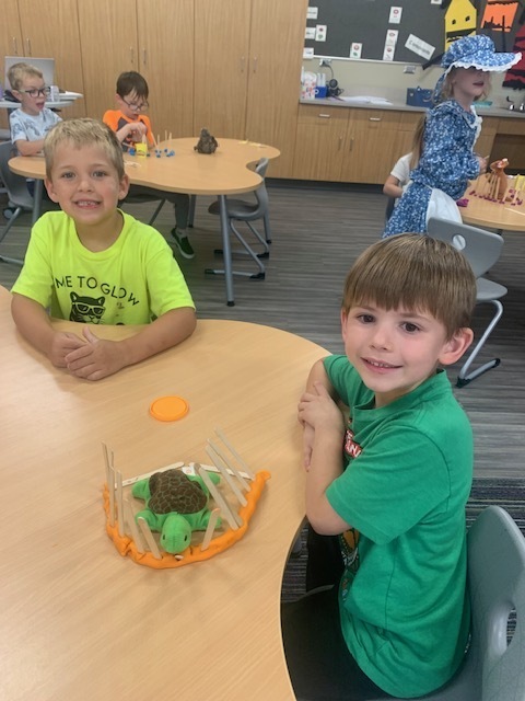 Mrs. Foley’s kindergarten class has been learning what it means to be respectful, responsible learners at EES, and one important part of that is cooperation!  The kinders put their teamwork skills to the test by working together to build “cages” for their animals using only sticks and Play-Doh. 🐯🦁🐻  They did a great job working together, sharing ideas, and getting creative! Way to go, kinders! 💜🐾