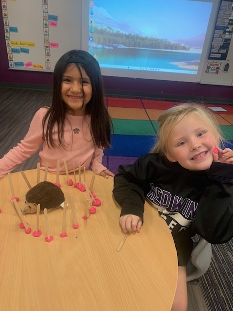 Mrs. Foley’s kindergarten class has been learning what it means to be respectful, responsible learners at EES, and one important part of that is cooperation!  The kinders put their teamwork skills to the test by working together to build “cages” for their animals using only sticks and Play-Doh. 🐯🦁🐻  They did a great job working together, sharing ideas, and getting creative! Way to go, kinders! 💜🐾