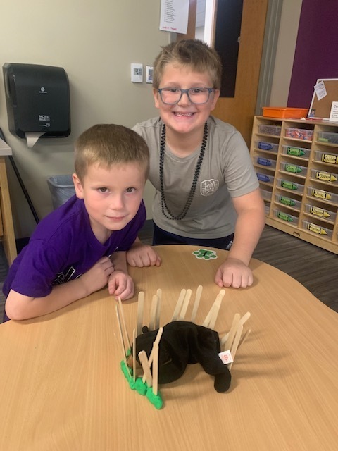 Mrs. Foley’s kindergarten class has been learning what it means to be respectful, responsible learners at EES, and one important part of that is cooperation!  The kinders put their teamwork skills to the test by working together to build “cages” for their animals using only sticks and Play-Doh. 🐯🦁🐻  They did a great job working together, sharing ideas, and getting creative! Way to go, kinders! 💜🐾