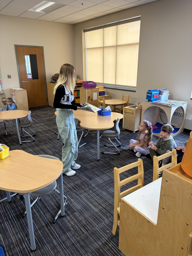 Mrs. Traynor’s Oral Communication students recently made a trip to EES to spend some time reading with our kindergarten students! We love seeing our older students connecting with our younger Panthers and sharing the joy of reading. What a fun experience for everyone involved! 📖🐾 Thank you to Mrs. Traynor and her students for making some special memories with our kindergarteners! 💜