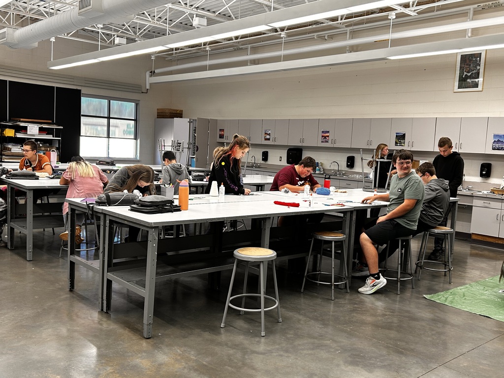Creativity was everywhere in Ms. Hardy’s art room! Ms. Hardy and her 8th grade art students have been busy creating, with THREE different projects happening at the same time! 🖌️✂️ It’s always fun to see so many different ideas, styles, and projects coming to life in one classroom. Our Panthers were hard at work and having some fun along the way! We love seeing creativity in action at EMS! 🐾🎨