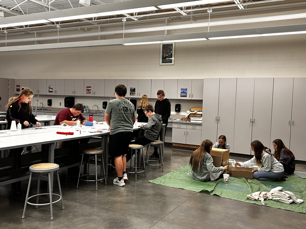 Creativity was everywhere in Ms. Hardy’s art room! Ms. Hardy and her 8th grade art students have been busy creating, with THREE different projects happening at the same time! 🖌️✂️ It’s always fun to see so many different ideas, styles, and projects coming to life in one classroom. Our Panthers were hard at work and having some fun along the way! We love seeing creativity in action at EMS! 🐾🎨