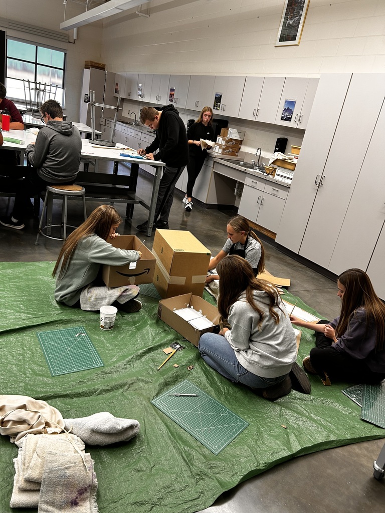 Creativity was everywhere in Ms. Hardy’s art room! Ms. Hardy and her 8th grade art students have been busy creating, with THREE different projects happening at the same time! 🖌️✂️ It’s always fun to see so many different ideas, styles, and projects coming to life in one classroom. Our Panthers were hard at work and having some fun along the way! We love seeing creativity in action at EMS! 🐾🎨