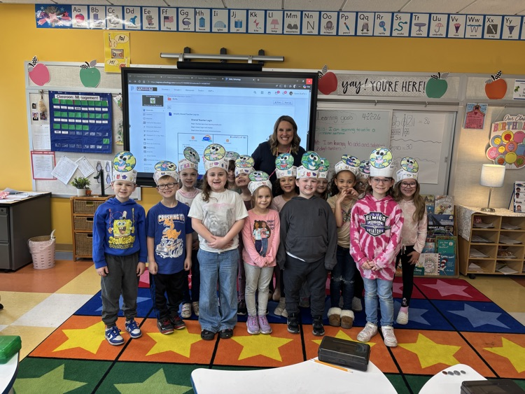 Earth Day crowns in 1st Grade