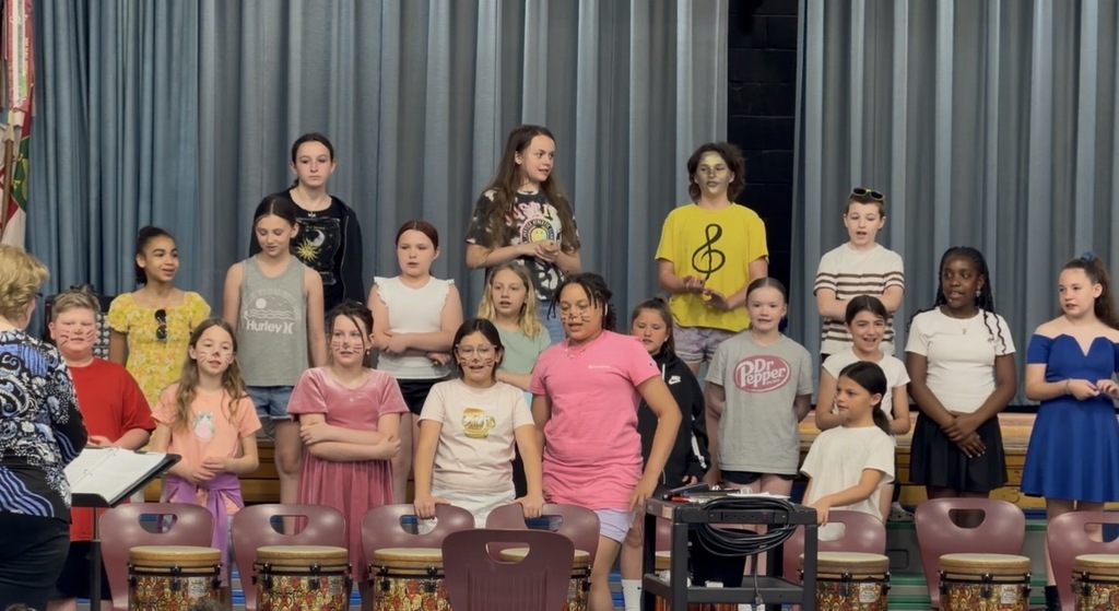 Hendy chorus performing.