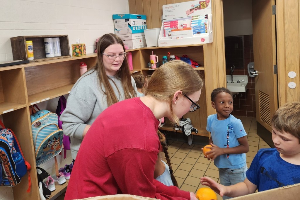 Kindergarten wqs excited to choose apples or oranges for an end of day snack!