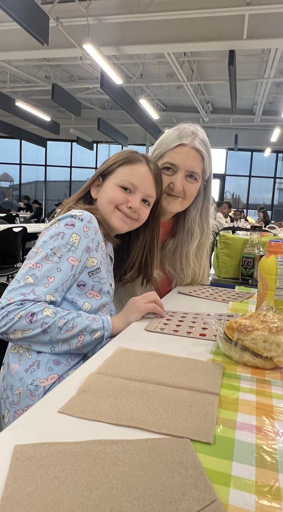 6th Grade Families Enjoying Breakfast at EES