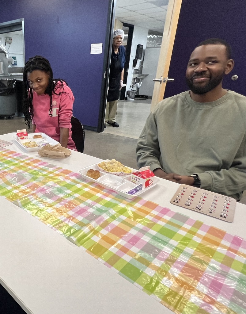 6th Grade Families Enjoying Breakfast at EES