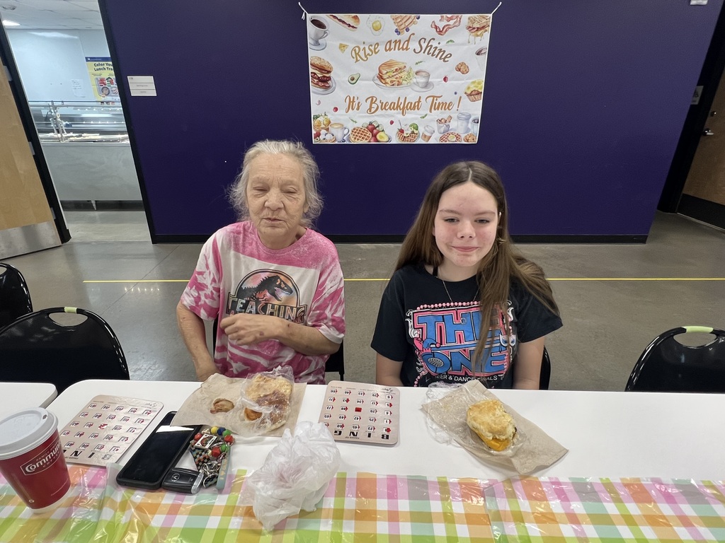 6th Grade Families Enjoying Breakfast at EES