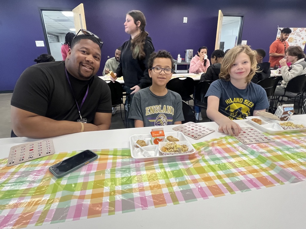 6th Grade Families Enjoying Breakfast at EES
