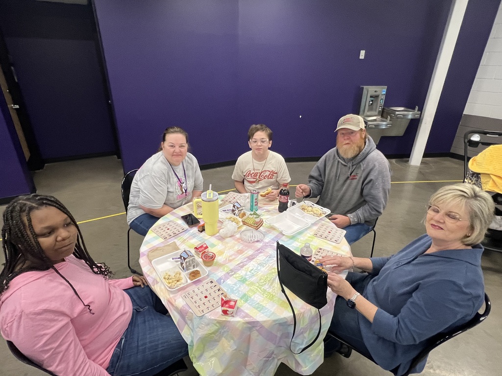 6th Grade Families Enjoying Breakfast at EES