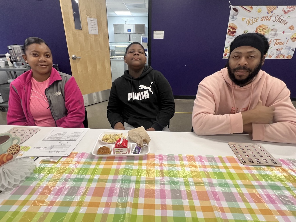 6th Grade Families Enjoying Breakfast at EES