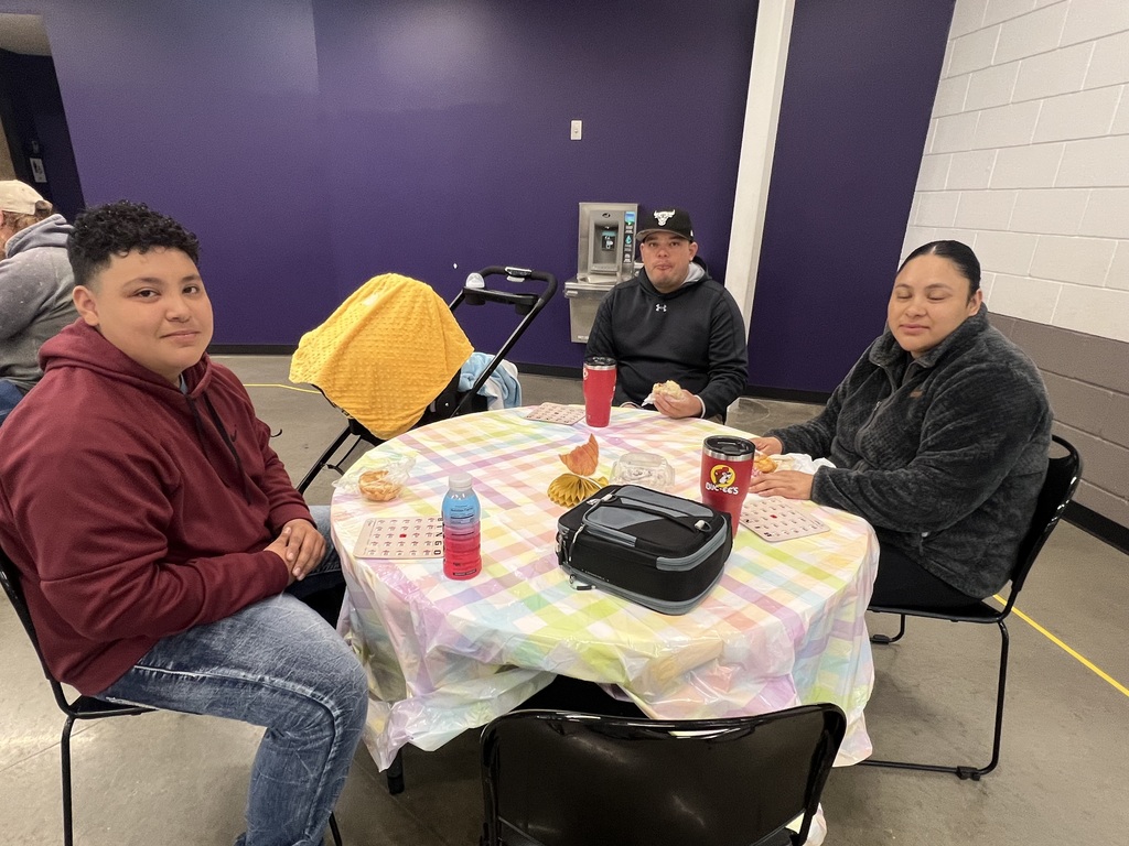 6th Grade Families Enjoying Breakfast at EES