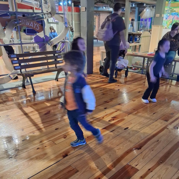 PK and first grade Lions visited Leonardo's. 💛🦁💙