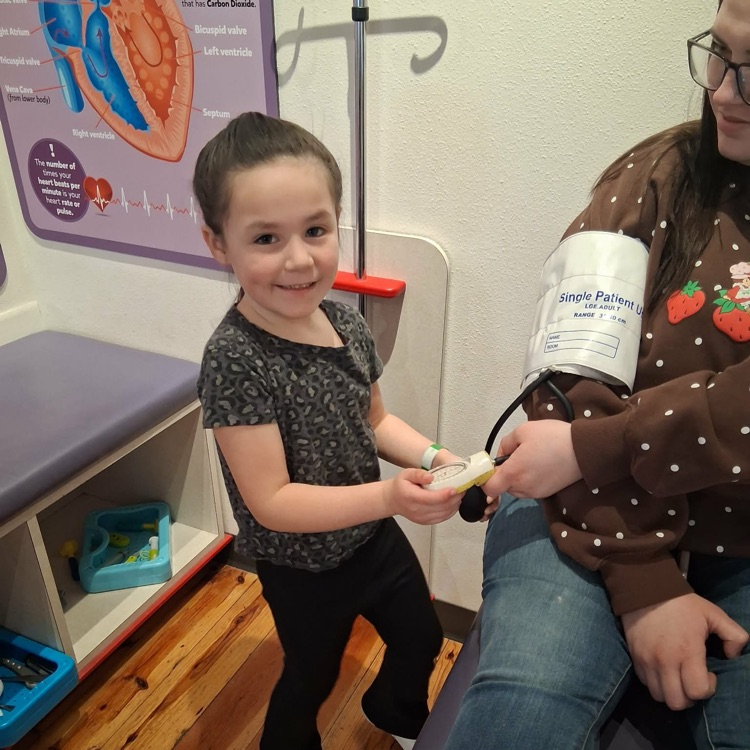 PK and first grade Lions visited Leonardo's. 💛🦁💙