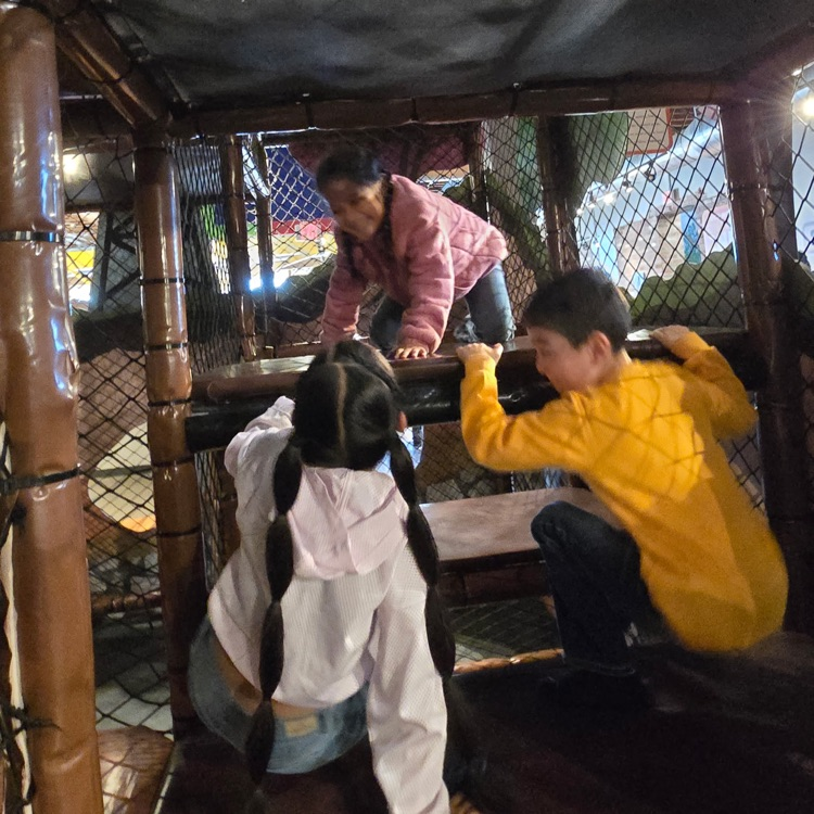 PK and first grade Lions visited Leonardo's. 💛🦁💙