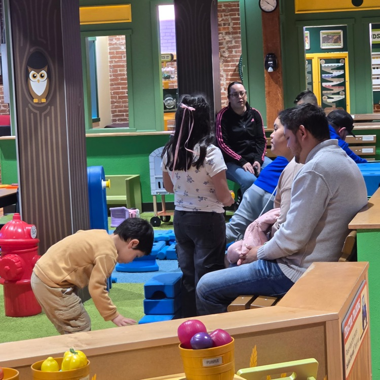 PK and first grade Lions visited Leonardo's. 💛🦁💙