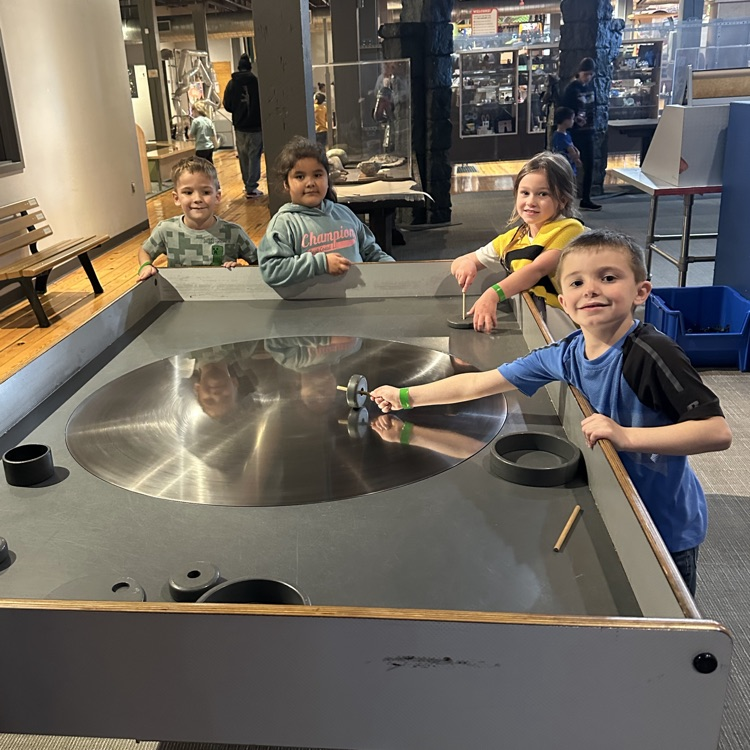 PK and first grade Lions visited Leonardo's. 💛🦁💙