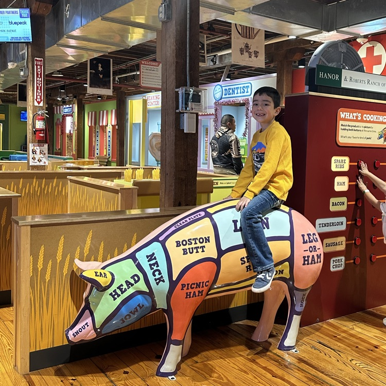 PK and first grade Lions visited Leonardo's. 💛🦁💙